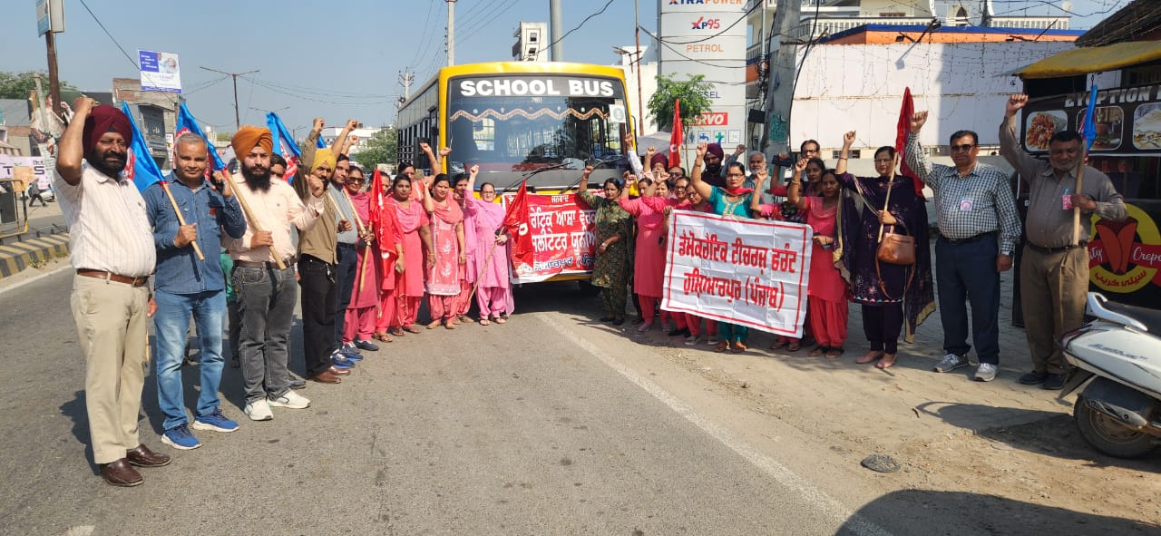 A group of honorarium workers and employees left from Garhshankar under the leadership of DMF to surround the assembly with their legitimate demands